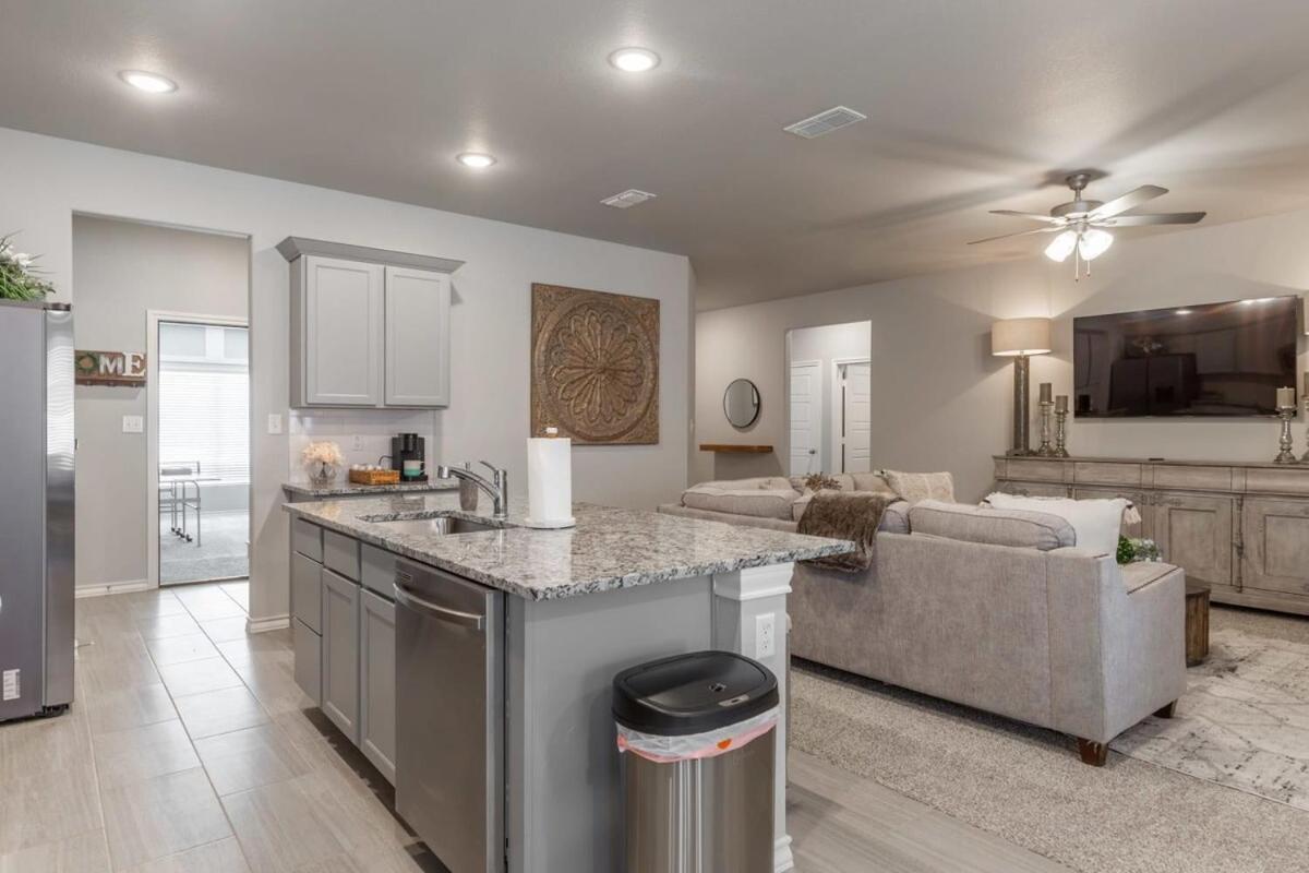 Entire House~ Spacious~ Prime Location~ Backyard Λούμποκ Εξωτερικό φωτογραφία