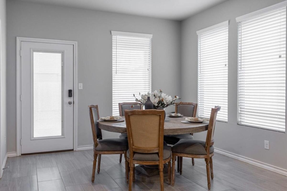 Entire House~ Spacious~ Prime Location~ Backyard Λούμποκ Εξωτερικό φωτογραφία